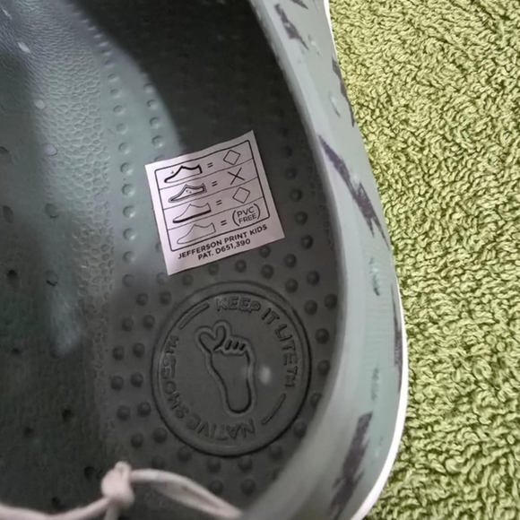 Native MISMATCH SIZE 1 AND 2 Jefferson Print Slip On Shoe Lightning Green NWT - Picture 12 of 13